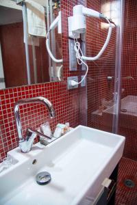 维耶特里Casa Blu的一间带水槽、镜子和淋浴的浴室