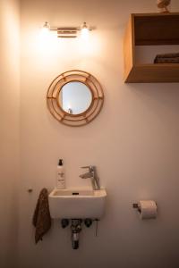沃尔特湖畔韦尔登Seeapartment da Leopoldo I的一间带水槽和镜子的浴室