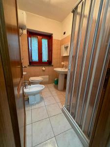 维贾内洛B&B alle Roverelle的浴室配有卫生间、盥洗盆和淋浴。