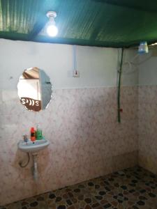 凯科罗克Mara Forest camp的浴室设有水槽和墙上的镜子