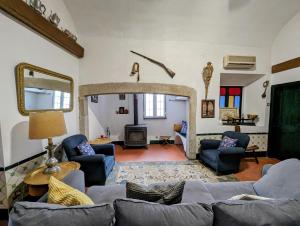 埃武拉索拉蒙发林姆酒店的客厅配有沙发、椅子和壁炉