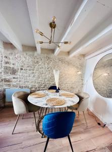 尼姆L'Etoile - Duplex cosy de 50m2 en centre-ville的一间带桌椅的用餐室
