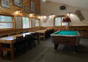 利德Trailshead Lodge - Cabin 4的一间带台球桌和椅子的用餐室