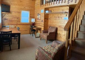 利德Trailshead Lodge - Cabin 4的小屋内带桌椅的客厅