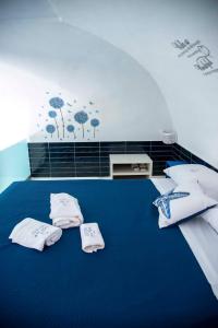 维耶特里Casa Blu的一间卧室,在蓝色的床上配有2条白色毛巾
