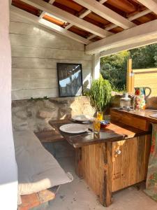 CelaNativo Natureza Pink Wood Cabin的天井配有木桌和盘子