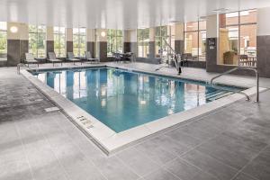 塔斯卡卢萨Residence Inn by Marriott Tuscaloosa的酒店大楼内的大型游泳池