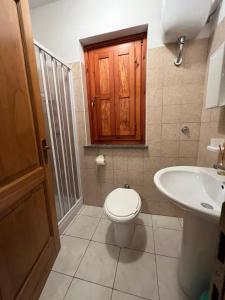 维贾内洛B&B alle Roverelle的一间带卫生间和水槽的浴室