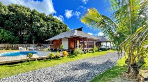 乌图罗阿RAIATEA - Orion Pool Bungalow的一座带游泳池和度假村的别墅