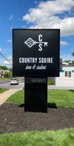 新荷兰Country Squire Inn and Suites的县广场旅馆和套房标志