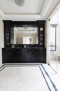 荷兹利亚Luxurious & Exclusive Villa, 10 min from the beach的浴室设有黑色梳妆台和镜子