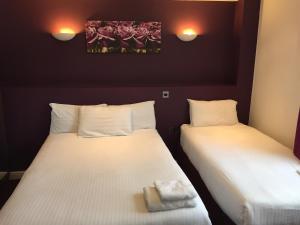 布莱克本山景酒店的两张位于酒店客房的床,配有毛巾