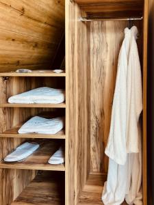 马达巴Deadsea OCTAGON的一个带毛巾和毛巾的木制衣柜