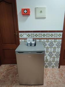 科武港Apartamentos Guiomar Campos的盥洗盆旁带垃圾桶的浴室