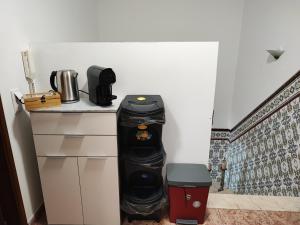 科武港Apartamentos Guiomar Campos的带垃圾桶的柜台的厨房
