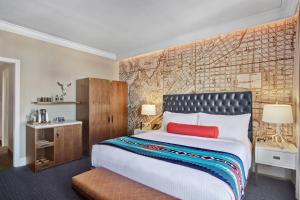 埃尔帕索艾尔帕索酒店的一间卧室设有一张大床和地图墙