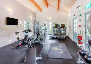 巴斯巴斯工厂小屋度假酒店的健身房,室内配有几辆健身自行车