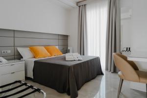 蒙特齐尔佛奈RIMIR Hotel & Centro Benessere的一间卧室配有一张床,上面有两条毛巾