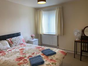 利物浦Home with a view的一间卧室配有一张带2条蓝色毛巾的床