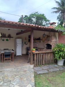 瓜皮米林Guapimirim Casa de Campo的一座带砖炉的房屋的庭院