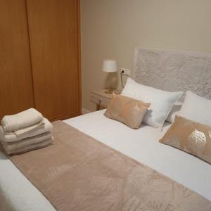 博伊罗Amaral Miramar的一间卧室配有带白色床单和枕头的床。
