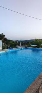 代雷堡Casa do Monte的一个蓝色的大型游泳池,背景是大海