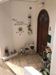 弗洛里Da Nonna Nicoletta的墙上有一扇门和鲜花的房间