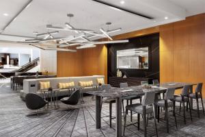 阿林顿克里斯盖特韦万豪酒店的一间带桌椅和大吊灯的用餐室