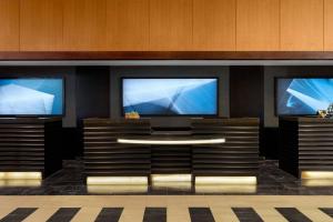阿林顿克里斯盖特韦万豪酒店的大堂的墙上挂着两台大电视