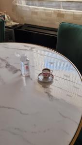 皮罗特Aleksandar的桌子上放着杯子和碟子