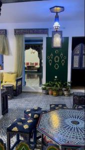 舍夫沙万Hôtel Al Kalaa的客厅配有沙发和桌椅