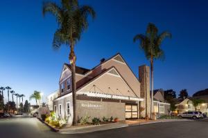长滩Residence Inn by Marriott Long Beach的前面有棕榈树的建筑