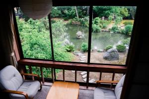黑部市田中日式旅馆的客房可从窗户欣赏到花园美景。