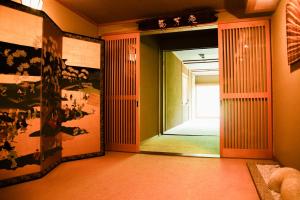 黑部市田中日式旅馆的走廊设有一扇带镜子的开放式门