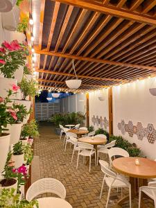 圣安德烈斯Azure Lofts & Pool的一间带桌椅和鲜花的餐厅