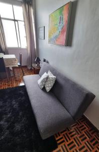 萨尔瓦多Ap Na Barra, Frente Do Farol的客厅配有蓝色沙发和2个枕头