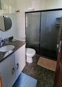 萨尔瓦多Ap Na Barra, Frente Do Farol的浴室配有卫生间、盥洗盆和淋浴。