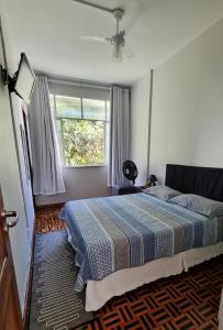 萨尔瓦多Ap Na Barra, Frente Do Farol的一间卧室设有一张床和一个窗口