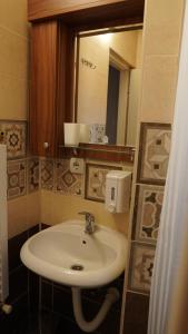 尼什Casablanca的一间带水槽和镜子的浴室