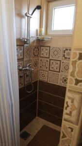 尼什Casablanca的带淋浴的浴室和窗户
