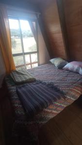 AiguáDon Cleto的一间带两张床的卧室,位于带窗户的房间内