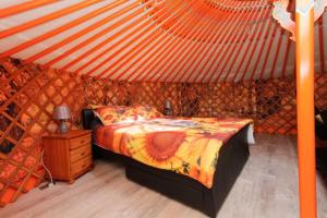 TurriffColourful Mongolian Yurt enjoy a new experience的帐篷内一间卧室,配有一张床