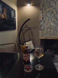 康考迪亚Posada de Sofi的一瓶葡萄酒和一张桌子上的一杯