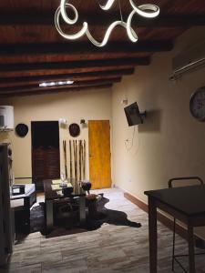 康考迪亚Posada de Sofi的一间带吊灯的客厅和一间带桌子的房间