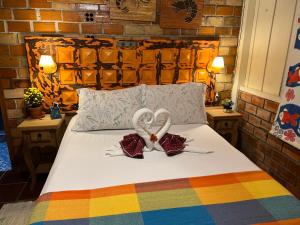 蜜岛普拉亚都法鲁旅馆的一张床上有两条心形毛巾