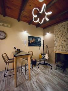 康考迪亚Posada de Sofi的客房设有桌椅和壁炉。