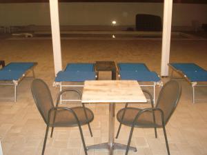 滨海波利尼亚诺Villa Lara的一套桌子和椅子