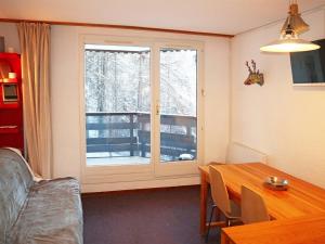 莱索尔Appartement Les Orres, 1 pièce, 4 personnes - FR-1-322-528的客厅配有桌子和窗户