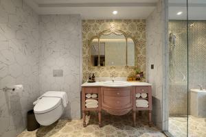 南庄乡格拉斯行館 Grasse Grace Manor的一间带水槽、卫生间和镜子的浴室