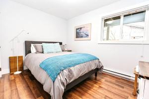 维多利亚Esquimalt Lagoon Life的一间卧室设有一张床和一个窗口